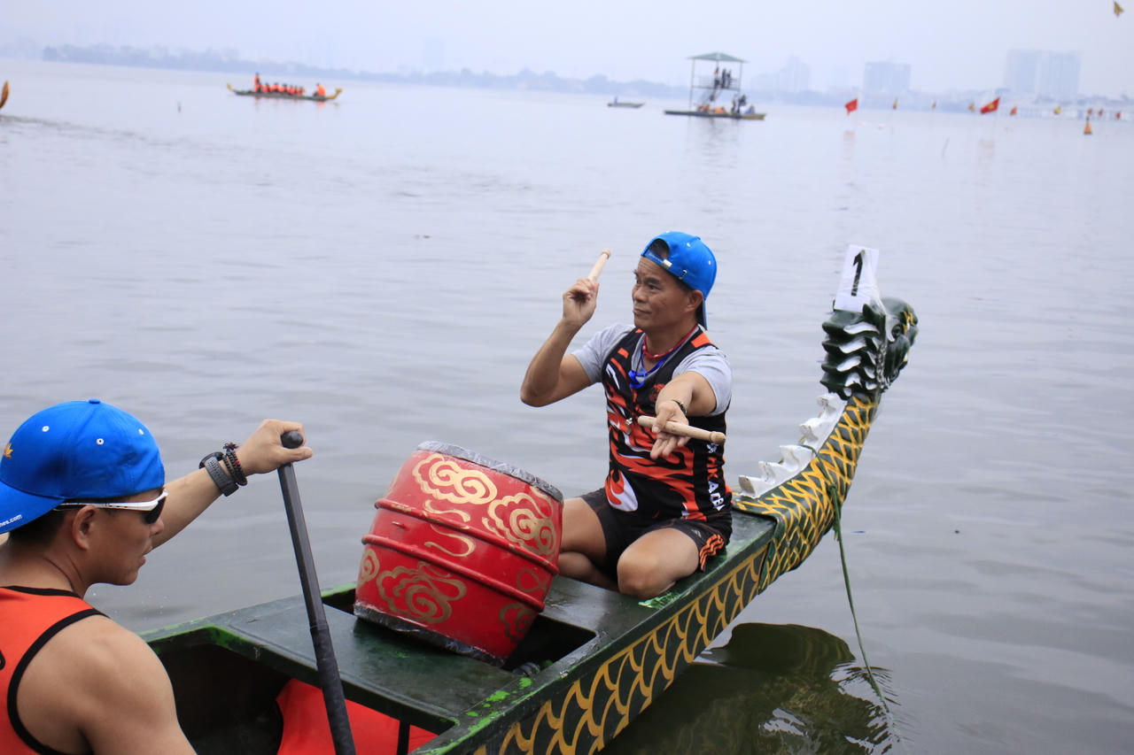 Sôi động lễ hội bơi chải thuyền rồng trên hồ Tây